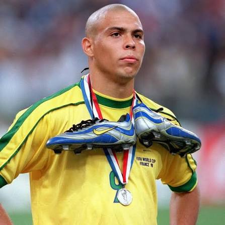 Ronaldo Nazario - BRA (1998)